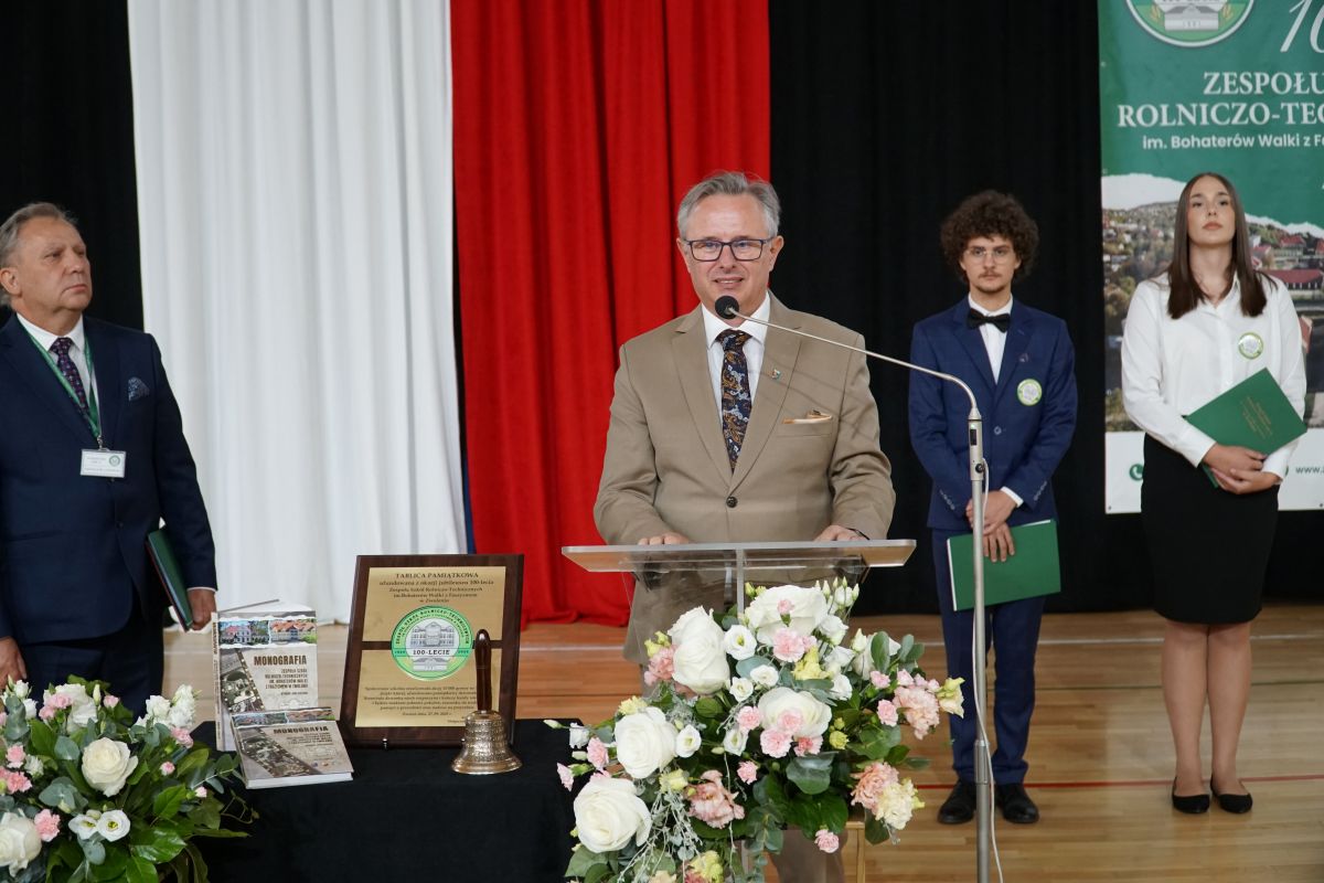 Zdjęcie przedstawia mężczyznę przemawiającego podczas obchodów 100-lecia ZSR-T.