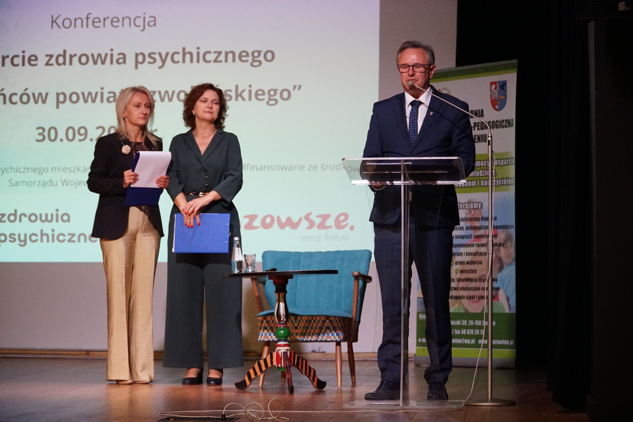 Zdjęcie przedstawia dwie kobiety i starostę zwoleńskiego w Kinie Świt w Zwoleniu.