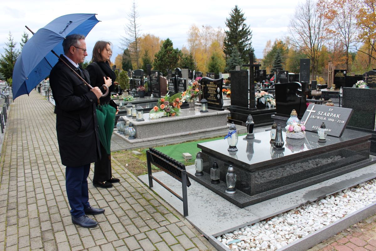 Zdjęcie przedstawia starostę zwoleńskiego i wicestarostę podczas Zaduszek na cmentarzu.