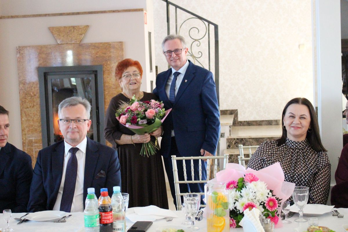 Zdjęcie przedstawia grupę osób podcas uroczystosci Międzynarodowego Dnia Seniora w Zwoleniu