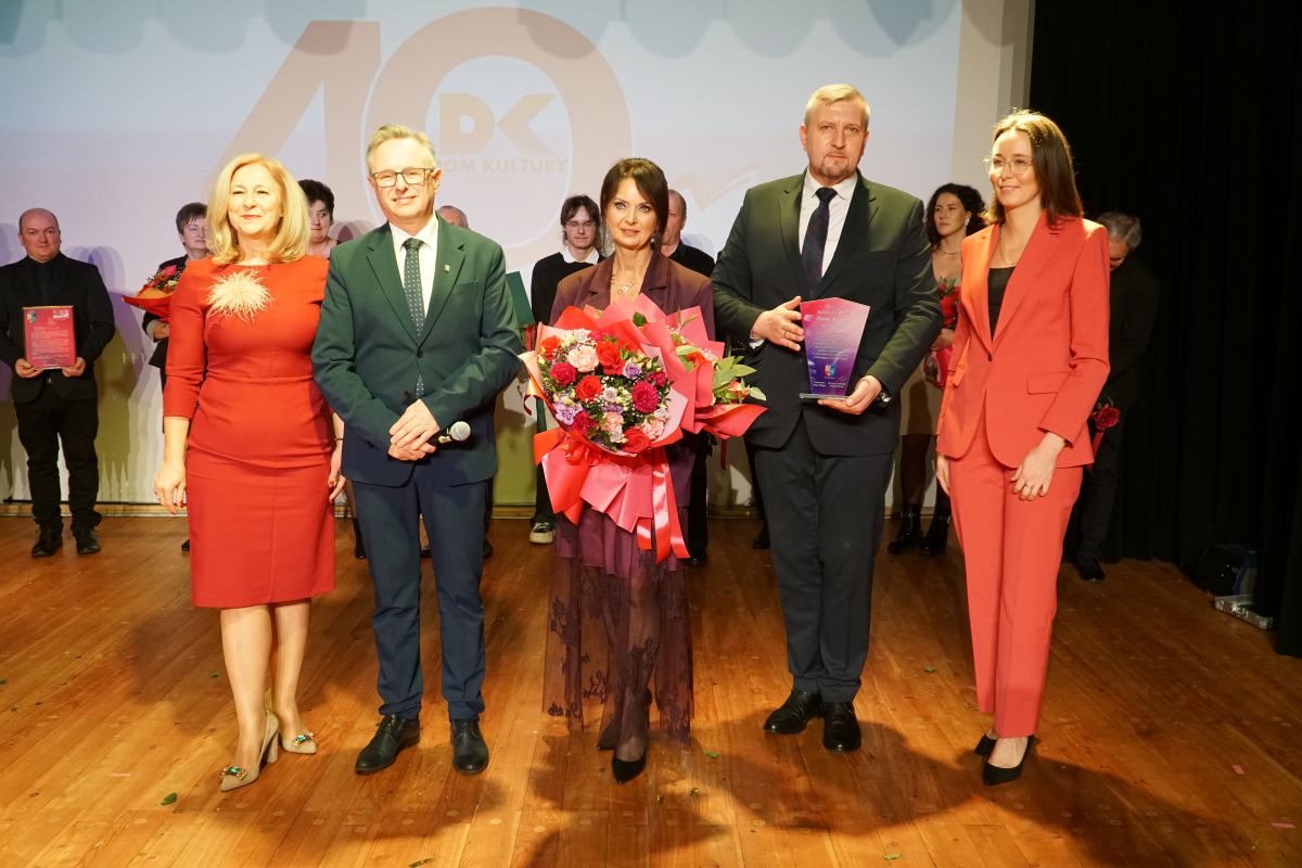 Zdjęcie przedstawia grupę os&oacute;b stojącą na scenie kina Świt podczas jubileuszu 40-lecia Domu Kultury w Zwoleniu