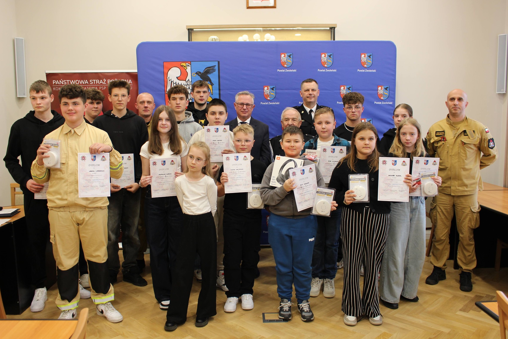 Młodzież zapobiega pożarom Zdjęcie przedstawia uczestników turnieju wiedzy pożarniczej Młodzież Zapobiega Pożarom