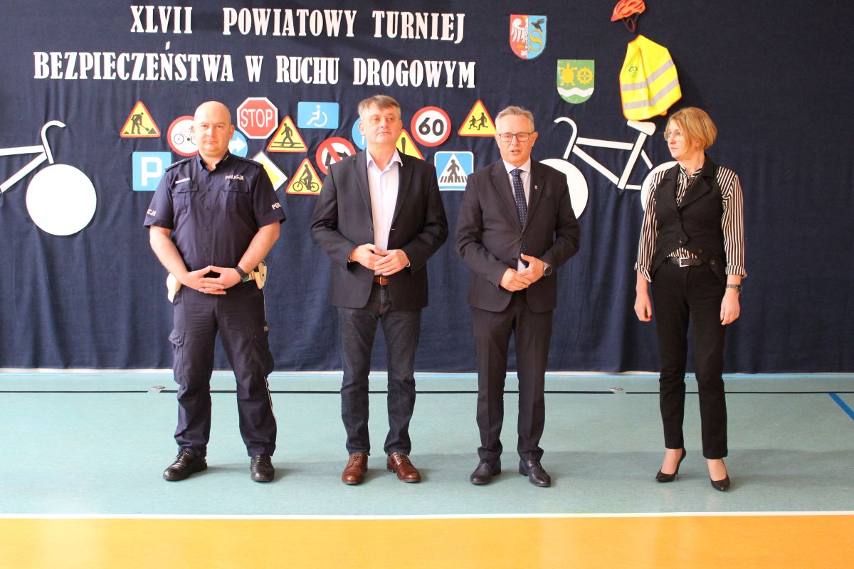 Zdjęcie przedstawia organizator&oacute;w konkursu BRD na sali gimnastycznej w PSP w Przyłęku