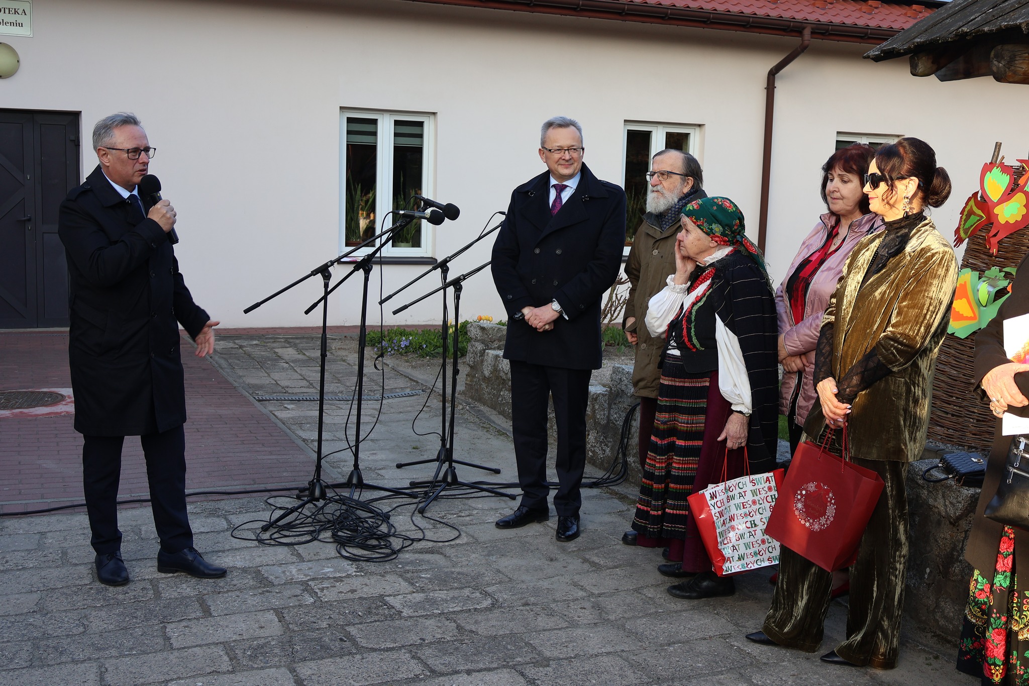 Zdjęcie przedstawia starostę zwoleńskiego podczas Tradycji Wielkanocnych