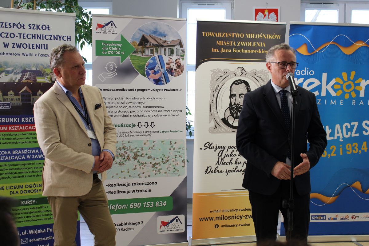 Zdjęcie przedstawia starostę zwoleńskiego i dyrektora ZSR-T w Zwoleniu.