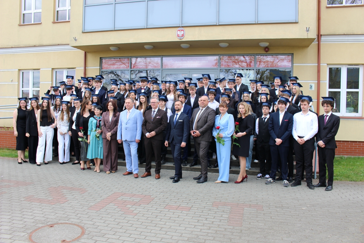 Zdjęcie przedstawia absolwent&oacute;w ZSR-T w Zwoleniu wraz z nauczycielami i starostą zwoleńskim.