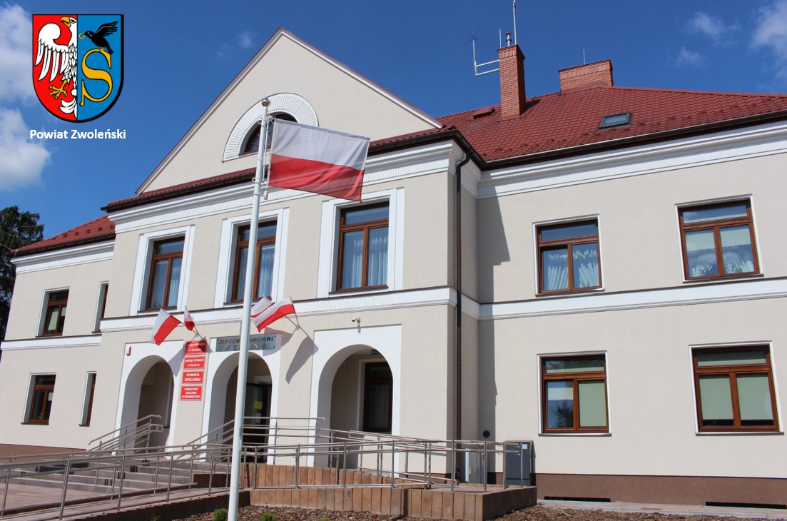 Zdjęcie przedstawia budynek Starostwa Powiatowego w Zwoleniu oraz wiszące obok flagi Polski