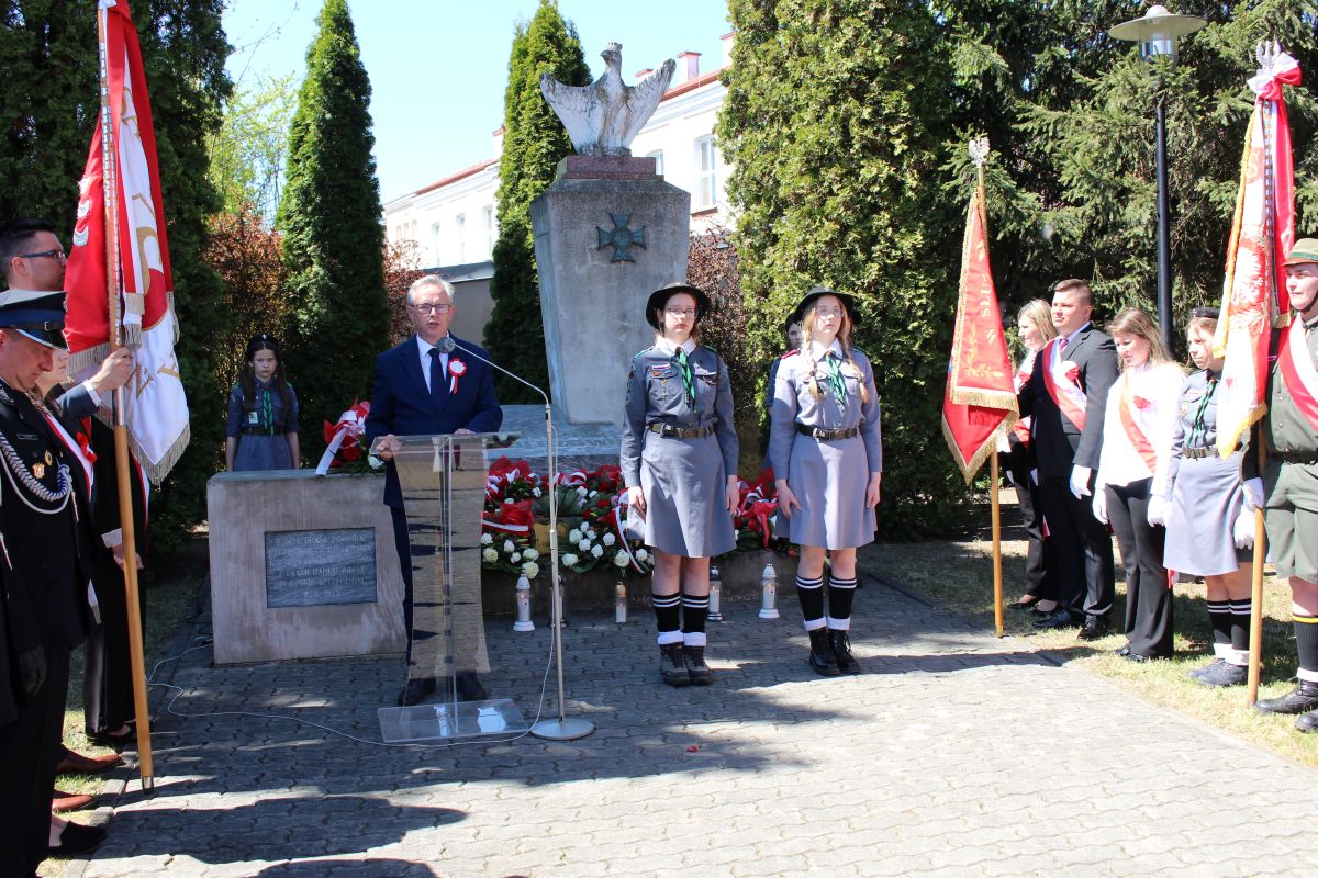 Zdjęcie przedstawia starostę zwoleńskiego wygłaszającego przem&oacute;wienie wśr&oacute;d poczt&oacute;w sztandarowych.