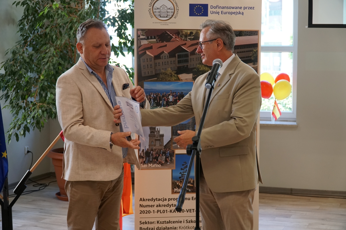 Zdjęcie przedstawia dw&oacute;ch mężczyzn na sali konferencyjnej ZSR-T