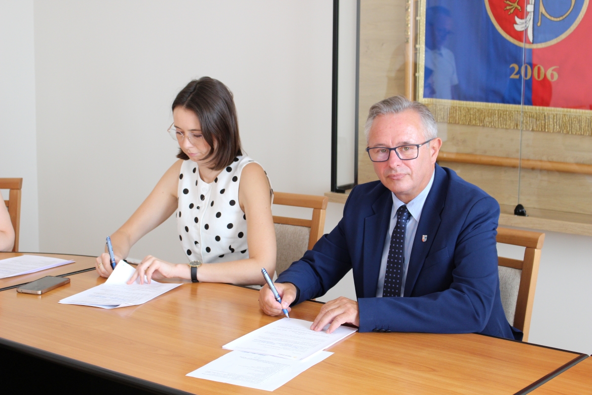Zdjęcie przedstawia starostę i wicestarostę zwoleńskich