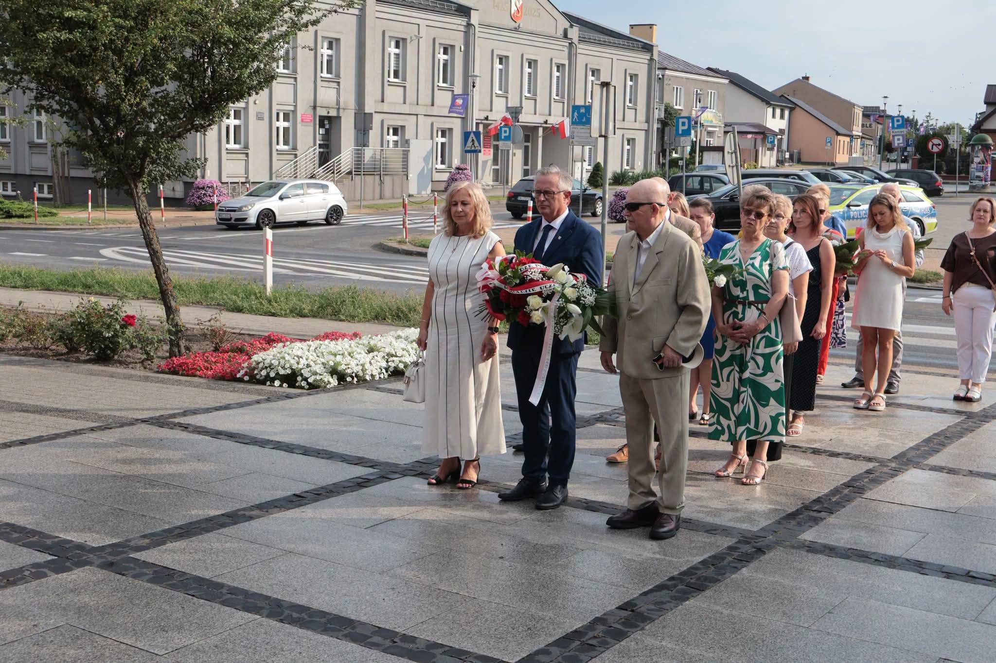 Rocznica Powstania Warszawskiego Zdjęcie przedstawia delegację Powiatu Zwoleńskiego podczas rocznicy wybuchu Powstania Warszawskiego.