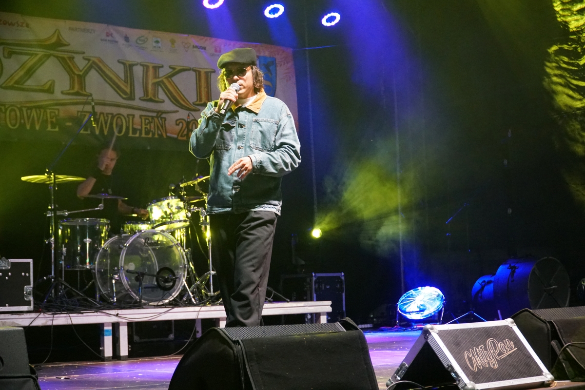 Zdjęcie przedstawia koncert Miłego Pana na dożynkach w Zwoleniu