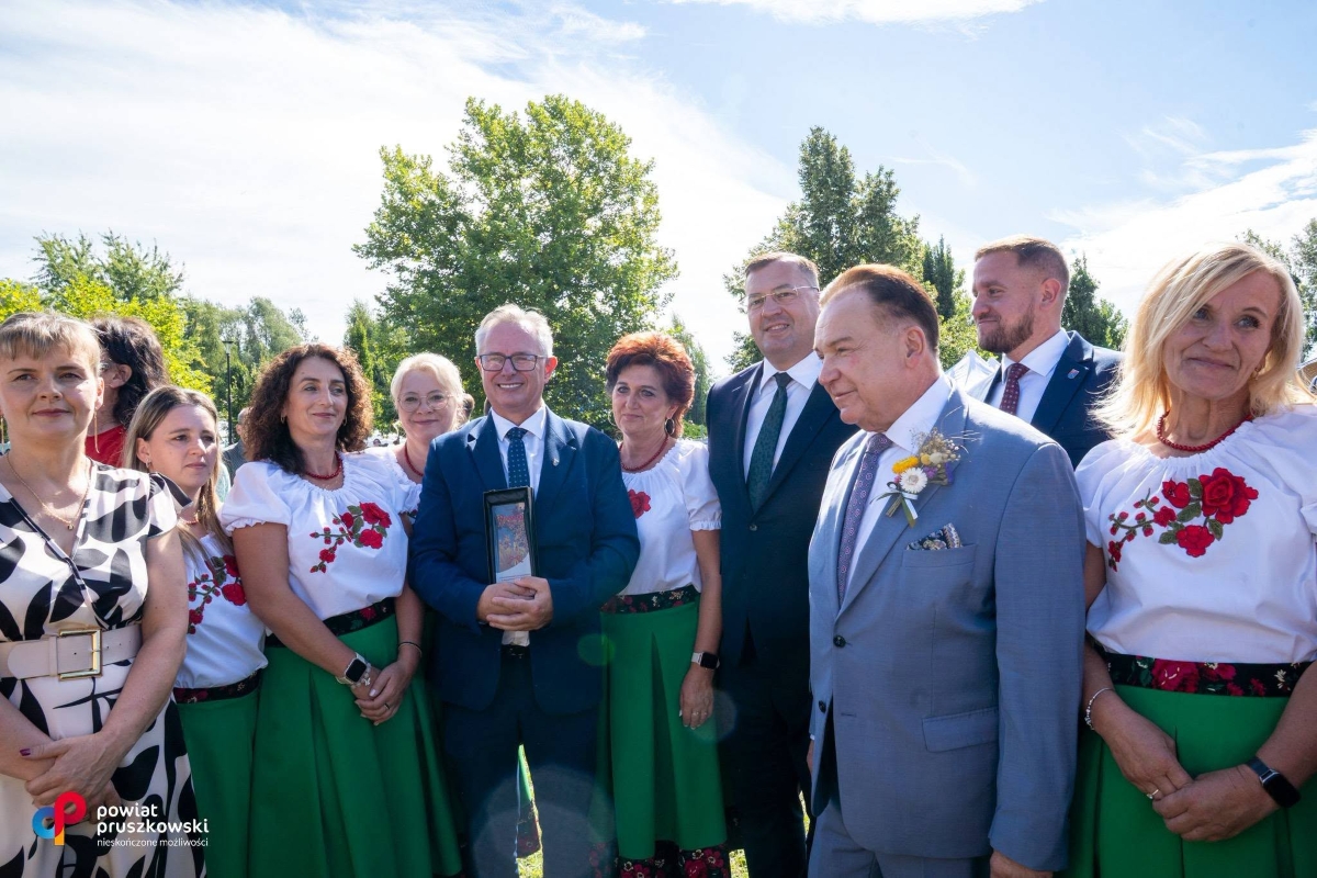 Dożynki Województwa Mazowieckiego Zdjęcie przedstawia grupę osób podczas Dożynek Województwa Mazowieckiego w Raszynie