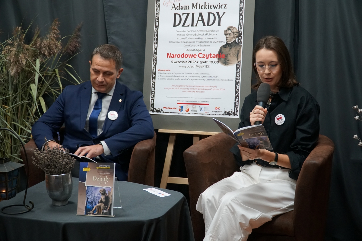 Zdjęcie przedstawia kobietę i mężczyznę czytających książkę w bibliotece