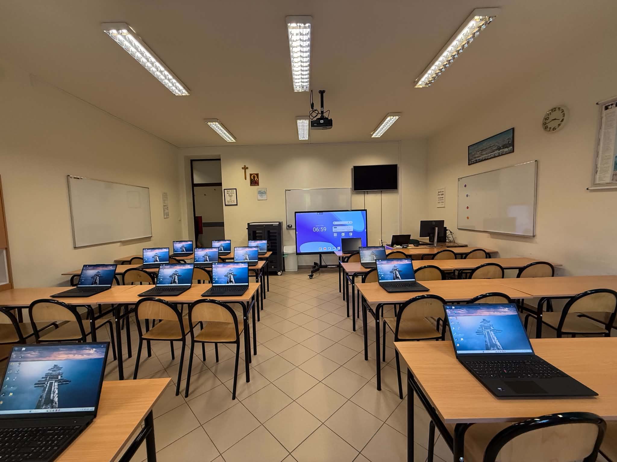 AI w ZSR-T Grafika przedstawia sprzęt w laboratorium sztucznej inteligencji w ZSR-T