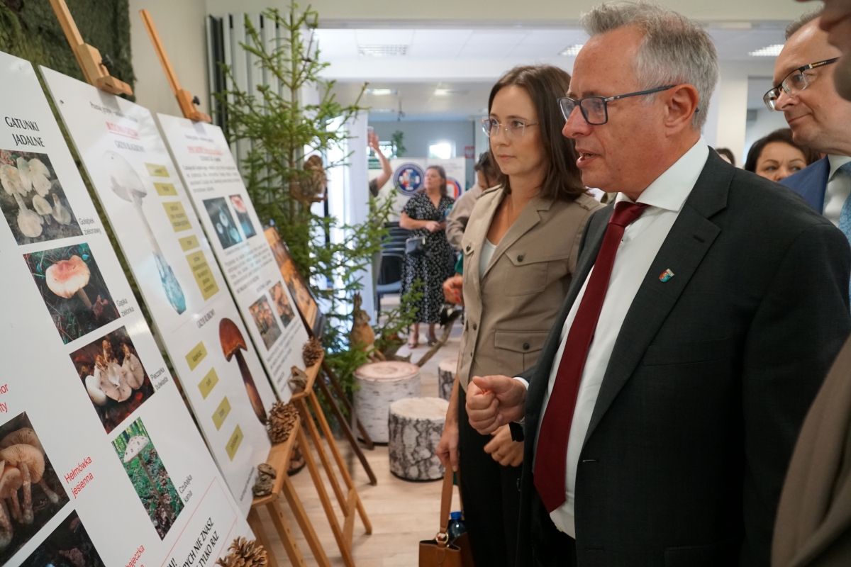 Zdjęcie przedstawia starostę zwoleńskiego i wicestarostę podczas konferencji Bezpieczny Las
